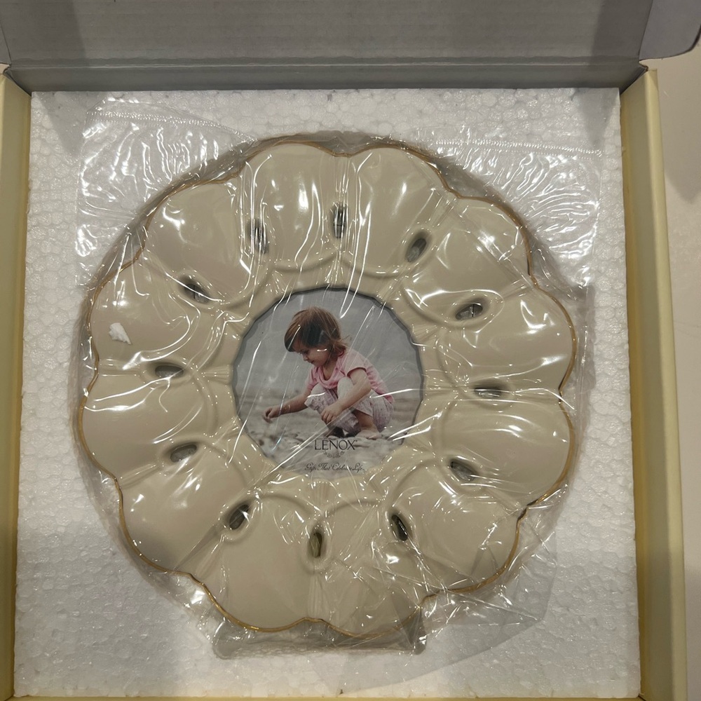 NIB LENOX SCALLOPED EDGE IVORY WHITE /GOLD PHOTO PICTURE FRAME 7IN